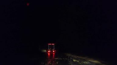 <strong>大卡车</strong>马车农村路城市晚上湿路雨观点视图移动车挡风玻璃